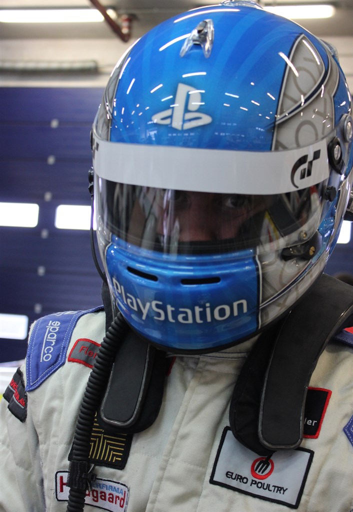 Frederik sender en tanke til Sony Playstation, KP Erhvervsbiler og sit danske crew.
(Foto: Nymark Racing)